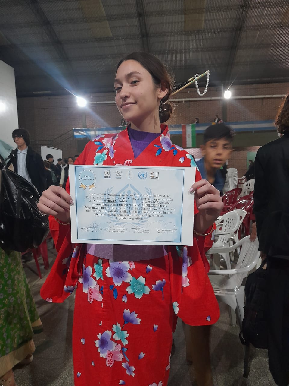 Mención a mejor vestimenta (Sofia casas, Delegación de Japón)